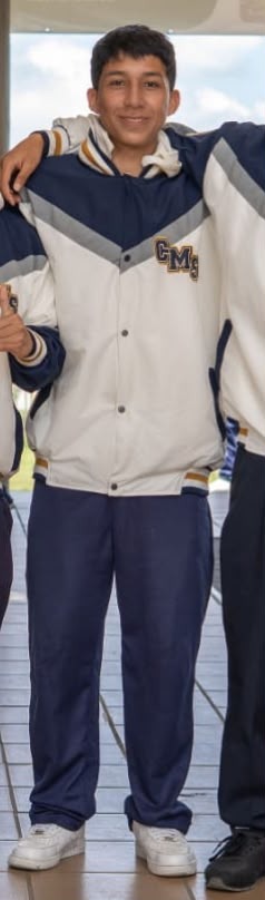Duvan - Cuerpo entero con uniforme de colegio